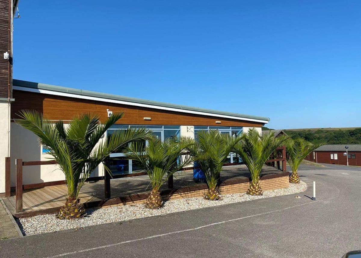Shear Barn Holiday Park Newport Beach Exterior foto